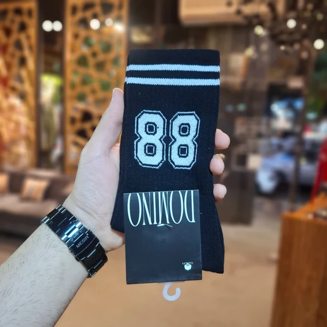 طرح ورزشی و رترو عدد ۸۸ به همراه دو خط نواری روی لبه ساق