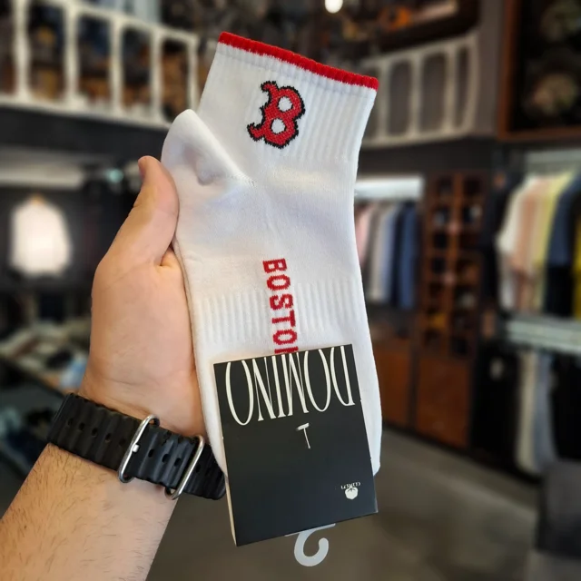 طرح لوگوی حرف B گوتیک و تایپوگرافی قرمز BOSTON روی پا