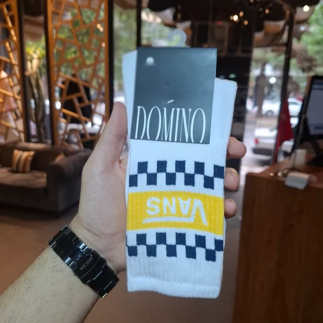 طرح شطرنجی ترندی ساق با تایپوگرافی اختصاصی Vans