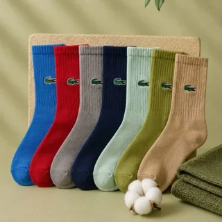 ست استایل جوراب اسپرت Lacoste رنگ سرمه‌ای با کتانی روزمره