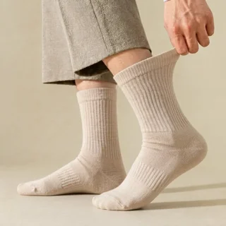 پاخور استایل مینیمال جوراب ساق بلند کبریتی رنگ کرم خاکی با کفش و کتانی روزمره