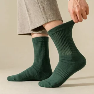 پاخور استایل مینیمال جوراب ساق بلند کبریتی رنگ سبز یشمی با کفش و کتانی روزمره