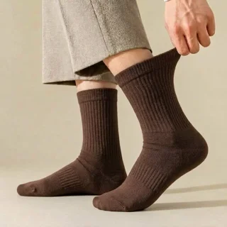 پاخور استایل مینیمال جوراب ساق بلند کبریتی رنگ قهوه‌ای سوخته با کفش و کتانی روزمره