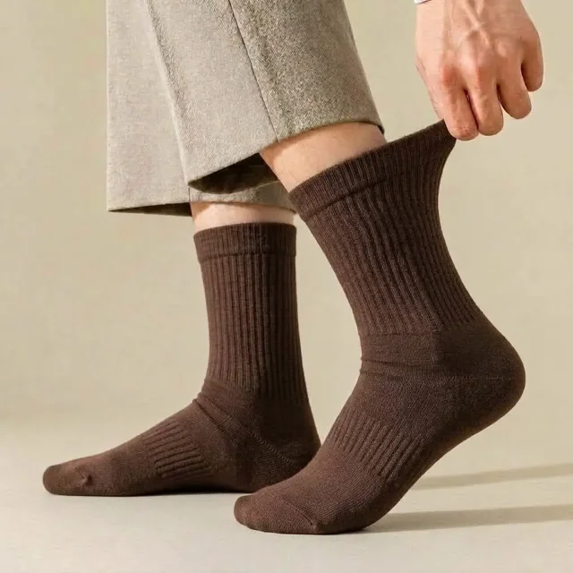 پاخور استایل مینیمال جوراب ساق بلند کبریتی رنگ قهوه‌ای سوخته با کفش و کتانی روزمره